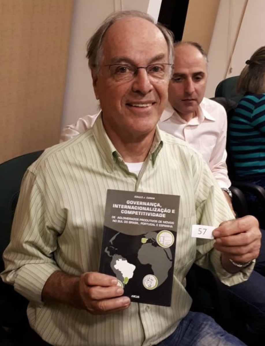 Servidor da UFSC ganha livro sorteado pelo Corecon - Corecon/SC