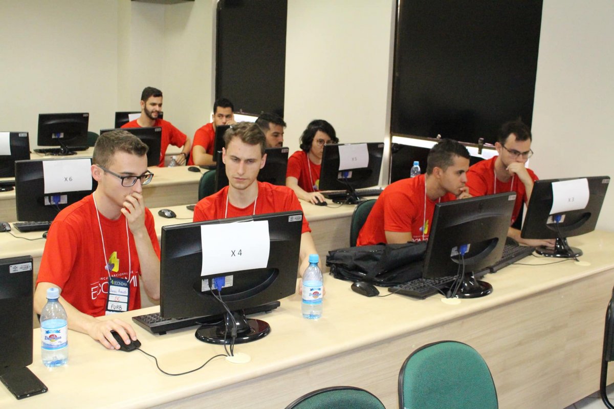 Dupla de acadêmicos de Economia da Furb fica em 3º lugar na Gincana Nacional - Corecon/SC