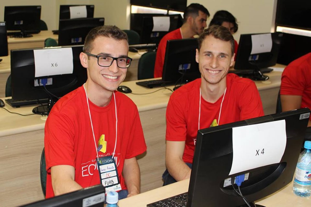 Dupla de acadêmicos de Economia da Furb fica em 3º lugar na Gincana Nacional - Corecon/SC