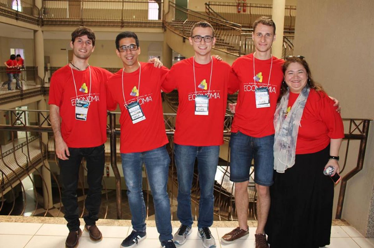 Dupla de acadêmicos de Economia da Furb fica em 3º lugar na Gincana Nacional - Corecon/SC