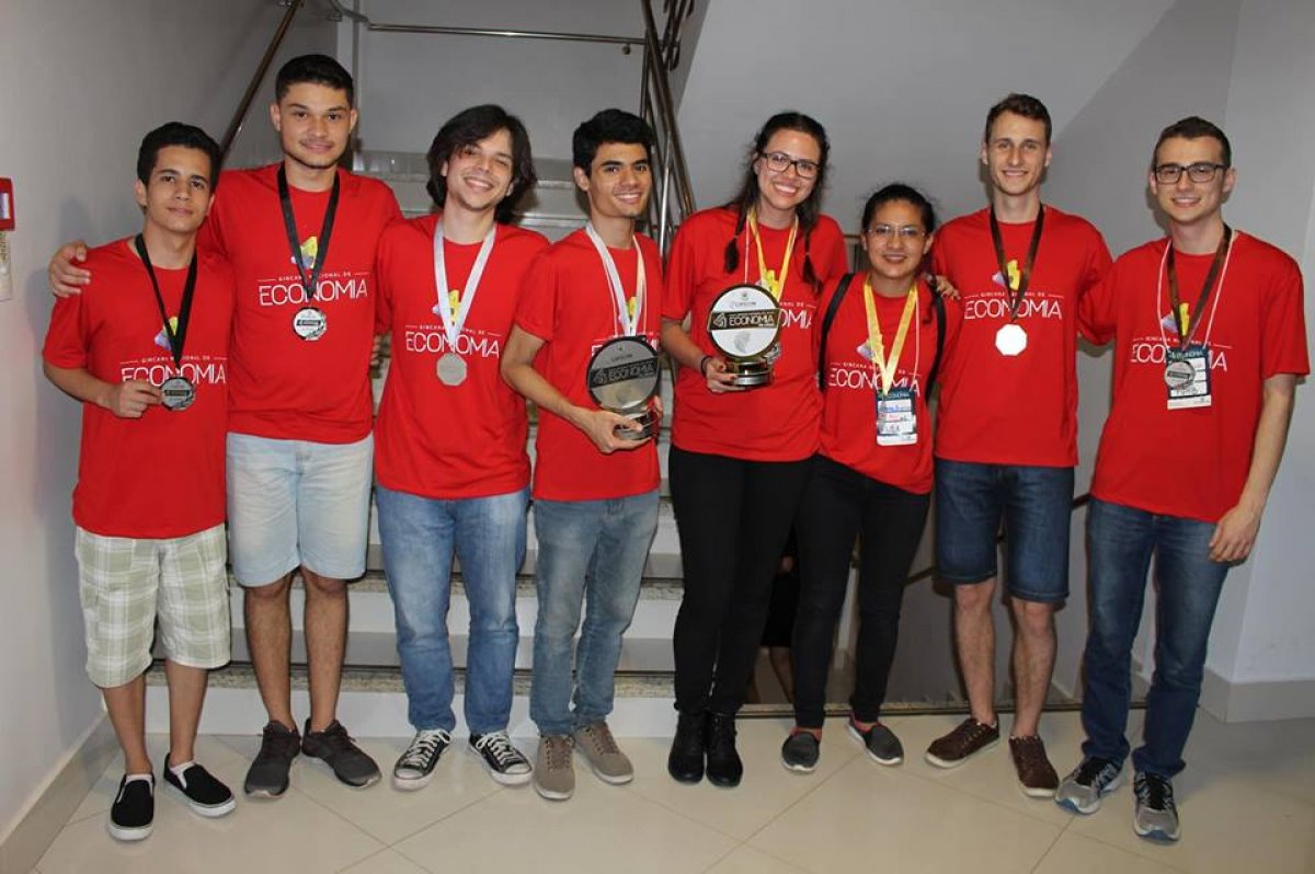 Dupla de acadêmicos de Economia da Furb fica em 3º lugar na Gincana Nacional - Corecon/SC