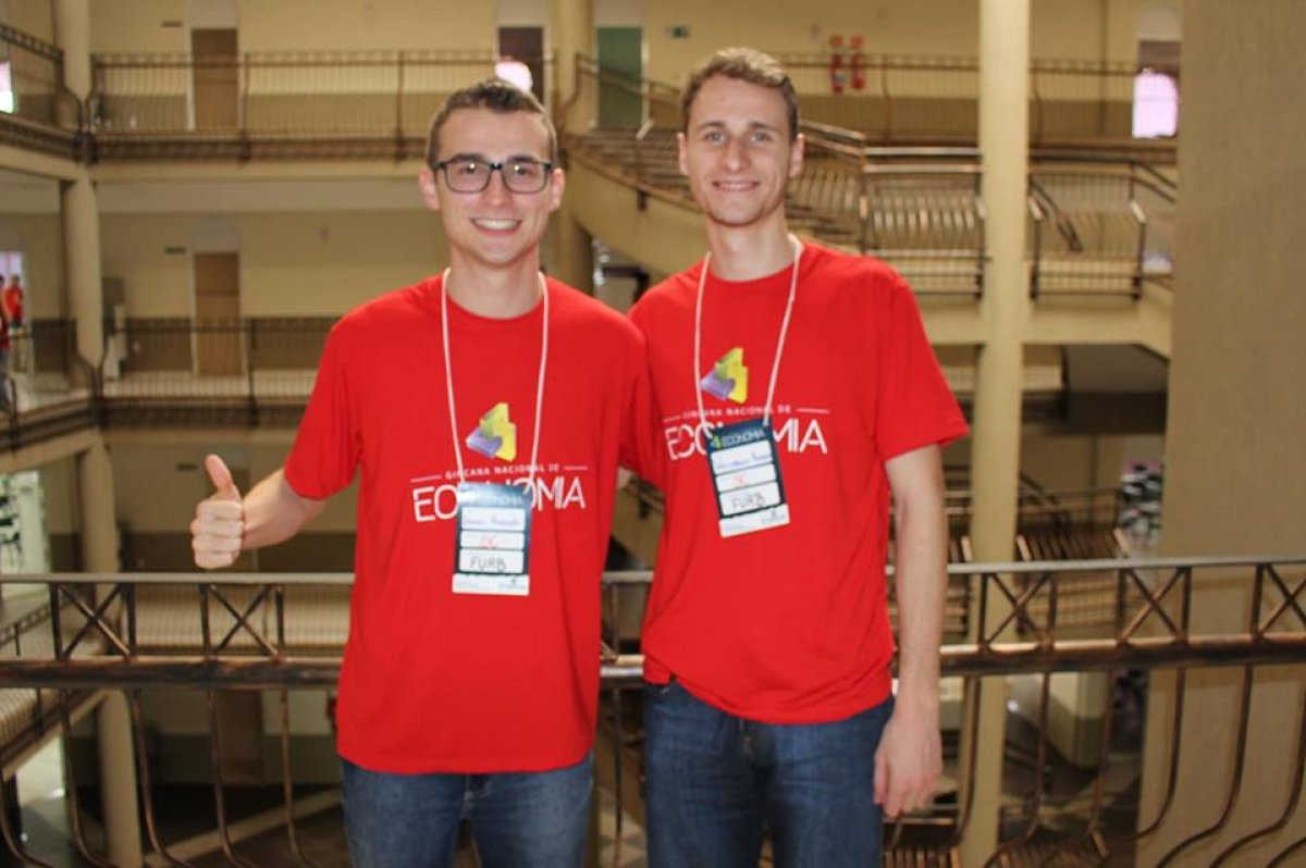 Dupla de acadêmicos de Economia da Furb fica em 3º lugar na Gincana Nacional - Corecon/SC