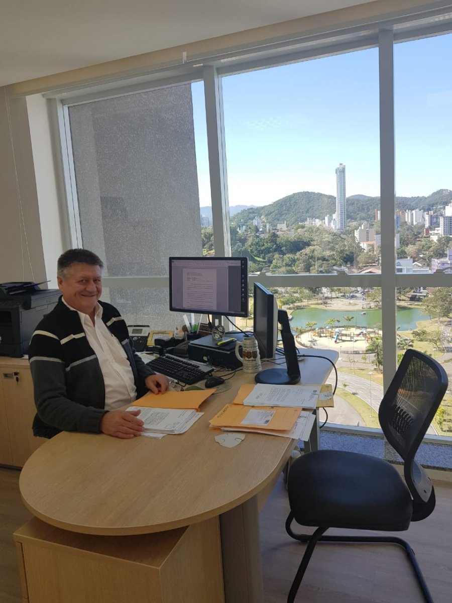 Economista morador de Blumenau ganha o livro do mês do Corecon - Corecon/SC
