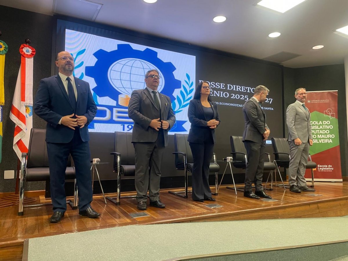 Posse da Nova Diretoria da OESC marca início de gestão com foco em educação financeira nas escolas - Corecon/SC