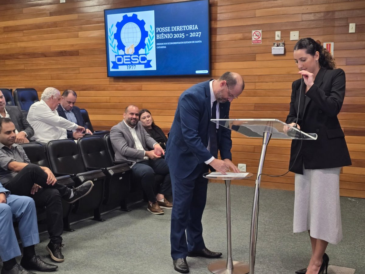 Posse da Nova Diretoria da OESC marca início de gestão com foco em educação financeira nas escolas - Corecon/SC